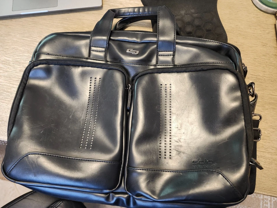Maletín de cuero negro para portátil Solo New York 15,5" con correa Foto 1 de 4