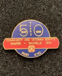 Community & Veteran Service Shafer-Rachelle VFW 50 Year Post 6782 Lapel Pin -SP8 - Foto 1 di 3