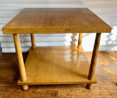 Mesa auxiliar ROBSJOHN GIBBINGS WIDDICOMB modelo # 1647 patas cónicas dos niveles MCM Foto 1 de 4