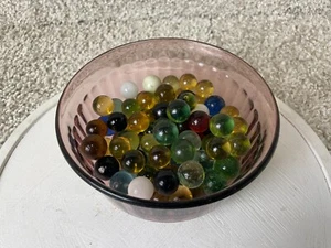 Verschiedene Murmeln durchscheinend mit Pyrex Amethyst gerippt Glasschale mehrfarbig - Bild 1 von 15
