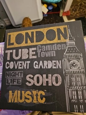 Decoración de pared de lona cuadrada temática de 9,75" x 9,75" de Ikea London Foto 1 de 3