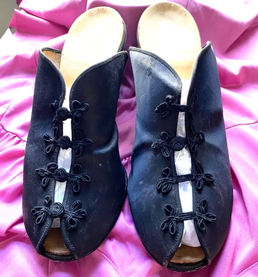 1940's DANIEL GREEN Comfy Black Peep Home Slippers Size 7 - Image 1 of 4