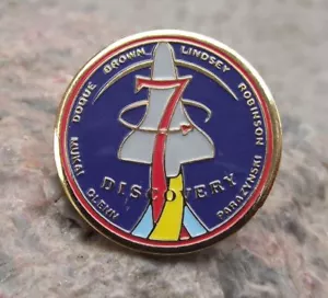 Transbordador espacial de la NASA STS 95 John Glenn la persona más vieja en el espacio 77 insignia pin de misión - Imagen 1 de 2