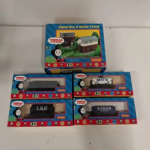 HORNBY THOMAS AND FRIENDS SIGNAL BOX & WATER TOWER AND WAGONS JOB LOT BOXED (B) - Foto 1 di 10