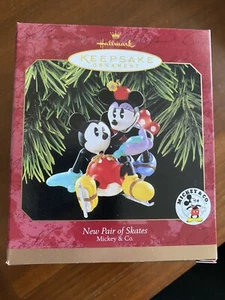 HALLMARK 1998 CRUELLA DE VIL UNFORGETTABLE VILLAINS DISNEY ORNAMENT - Picture 1 of 1