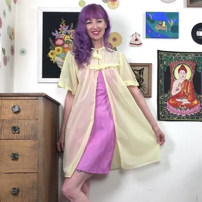 Babydoll de nailon vintage transparente Peignoir, chaqueta o bata de gasa amarilla años 60 Foto 1 de 4