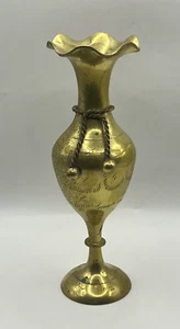 "Florero vintage de latón con borde con volantes grabado y decorado, aproximadamente 8"" de alto" - Imagen 1 de 11