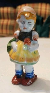 Estatuilla vintage de niña con cesta Japón ocupado pintada a mano de 3" - Imagen 1 de 5
