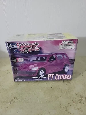 Revell, Chrysler PT Cruiser, vermelho metálico, modelo. Escala 1/25, 36 peças nova na caixa - Imagem 1 de 3