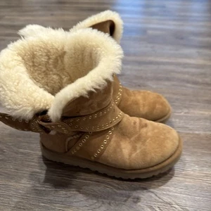 UGG Cameron Chestnut Grommet Bailey Bow Sheepskin Boots, US7/ EUR 38 - Bild 1 von 22