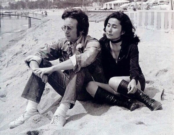 John Lennon and Yoko Ono Unsigned 6" x 4" Photo *7731