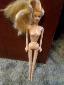 barbie typ puppe mit sehr dünnen Beinen - Bild 1 von 2