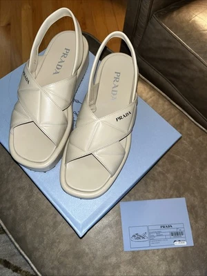 PRADA “CUERO ACOLCHADO ENTRECRUZADO” FORMA PLANA Deserto (beige) Talla 39 $1200 Foto 1 de 4