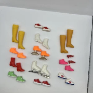 Alcune scarpe bambola Barbie vintage lotto 13 paia abbinate stivali sneakers pattini da ghiaccio - Foto 1 di 12