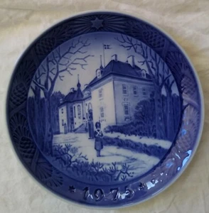 Royal Copenhagen 1975 Kai Lange Christmas Plate The Queen's Christmas Residence - Picture 1 of 2