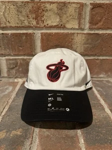 Nuovo cappello regolabile M/L Nike Miami Heat Colorblock Club Cap NBA bianco C16654 uomo - Foto 1 di 14