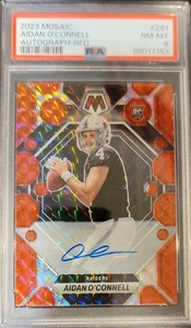 Autografo 2023 Panini Mosaic Red Prizm #281 Aidan O'Connell 181/199 - PSA 8 - Foto 1 di 4
