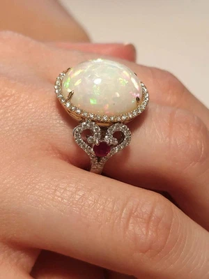 Anillo de compromiso con halo de diamantes y ópalo de fuego de corte ovalado de 4 quilates acabado en oro de dos tonos de 14 quilates Foto 1 de 4