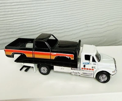 2025 MATCHBOX WORKING RIGs International Durastar 4400 with SQUAREBODY BODY - Image 1 of 4