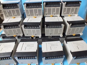 Lote de 1 pieza de controlador programable Omron CPM1A-20CDR-A-V1 - Imagen 1 de 7
