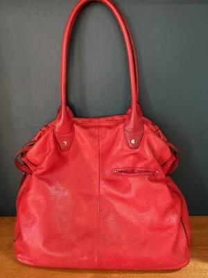 Bolso de hombro B Makowsky extra espacioso de cuero rojo con bolsillo exterior para teléfono celular Foto 1 de 4