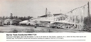 Grumman F-14A Kämpfer traf die Barriere Testanlage Lakehurst NJ Vintage Magazinauszug - Bild 1 von 1