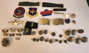 Lotto militare vintage US Air Force USAF spille patch distintivi, bottoni, insegne uniformi - Foto 1 di 14