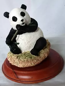 SELTENES PANDA MODELL. ESSENDER BAMBUS - AUF HOLZSOCKEL. 1995 - SIGNIERT- WILDTIER - Bild 1 von 10