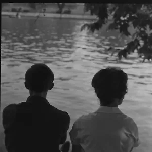 Photo On Paper Analogue Edge Of Seine Lovers Paris 1960 Format - Picture 1 of 1