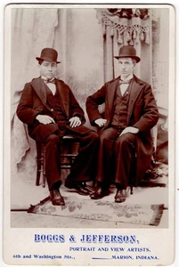 ZWEI DANDYS IN BOWLERMÜTZEN : EINER MIT HALTUNG : MARION, INDIANA : KABINETTKARTE - Bild 1 von 3
