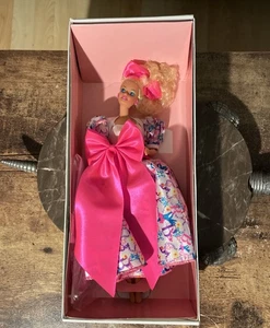 Bambola da collezione stile Barbie 1990 edizione speciale limitata rosa fluorescente con scatola - Foto 1 di 6