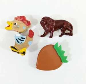 Vintage figürliche Neuheit Brosche Konvolut Löwe Ente Erdbeere Kunststoff Holz gemischt - Bild 1 von 4