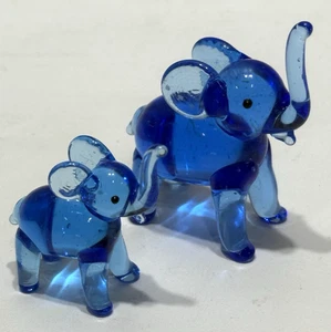 2 estatuillas de vidrio artístico de colección elefantes miniatura elefantes azules tronco de 2" y 1,5" - Imagen 1 de 6