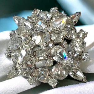 Klare Strass gewölbte Brosche funkelnde Schneeflocke Vintage 50er Jahre Anstecknadel weißer Stil - Bild 1 von 9