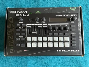 Roland MC-101 Groovebox / Drum Machine / Synthesiser - Picture 1 of 10