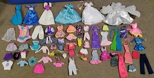 Vintage Barbie Puppenkleidung Outfits 64 Teile Konvolut - Bild 1 von 10