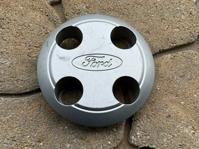 FORD MUSTANG GT TAMPA CENTRAL DE RODA FABRICANTE DE EQUIPAMENTO ORIGINAL ACABAMENTO PRATA 1987 1988 1989 1990 TURBINA - Imagem 1 de 3