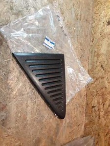 Mascherina sfiato destra Kadett E laterale originale GM Opel nuova - Foto 1 di 3