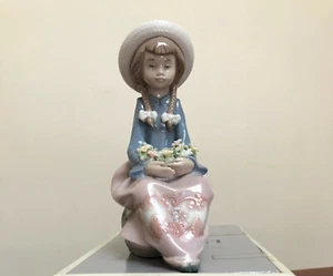 Lladro Pretty and Prim #5554 - Picture 1 of 2