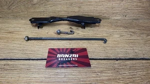 2003 NISSAN 350Z Z33 VQ35DE 3.5 V6 ENGINE BAY BATTERY CLAMP - Picture 1 of 5
