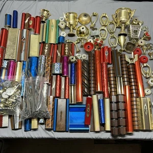 ENORME LOTTO DI VARI TROFEI RICAMBI E FERRAMENTA METALLO/PLASTICA - Foto 1 di 15