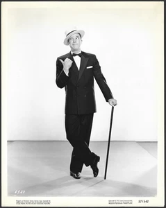 GENE KELLY FOTO VINTAGE ORIGINALE ATTORE HOLLYWOOD 1957 ELEGANTE TUTA SCENA FILM - Foto 1 di 2