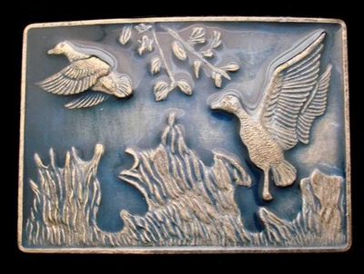 OE30181 *NOS* EXCELENTE DÉCADA DE 1970 **PATOS DESPEGANDO DEL ESTANQUE** HEBILLA DE FONDO AZUL Foto 1 de 2