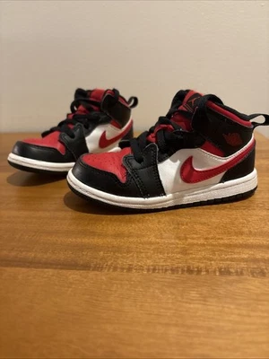 Nike Little Kids Shoes Black Red White Air Force 1 Baby Size 9C DV5458-600 - Imagem 1 de 3