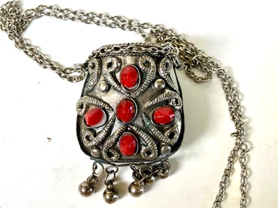 Sajai Metal y Piedras Rojas Kuchi Pastillero Monedero Penant Collar Tíbet Foto 1 de 4