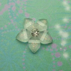 White Elegant Star Flower Charm For Keepsake Memory Locket Necklace - Imagen 1 de 2