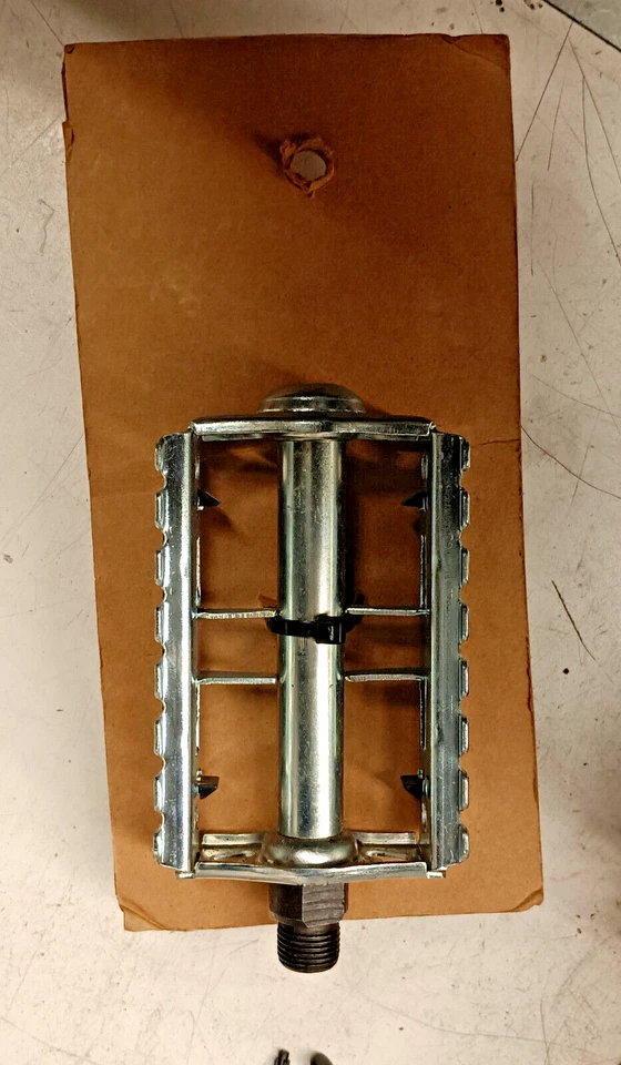 Pedales Touring de aleación plateada 9/16" Foto 1 de 3