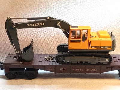 CUSTOM LOAD LIONEL TRAIN LINES PENNSYLVANIA FLATCAR SCOOP VOLVO EC280 EXCAVATOR - Image 1 of 4