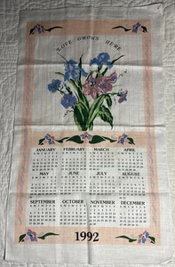 Toalla calendario vintage de lino 1992 Love Grows Here Iris, Lilly, Morning Glory 27" - Imagen 1 de 6