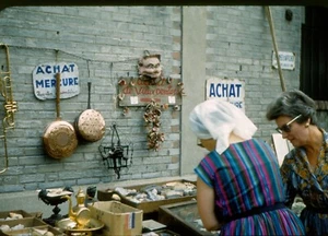 5 Vintage 35mm Dias 1961 Frauen Straßenverkäufer Paris Flohmarkt Flohmarkt Frankreich - Bild 1 von 5